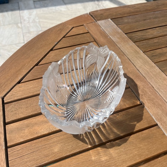 Mikasa Crystal Glass Bowl Frosted Flower Leaf Ribbed Sawtooth Edge Oval 7x5 - Picture 5 of 9